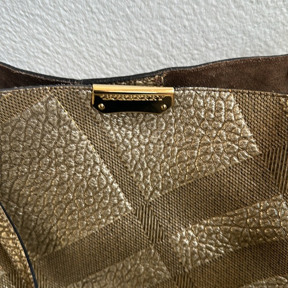 Beautiful Burberry SG Grain Metallic Small Canterbury Tote in Gold. - Picture 4 of 8